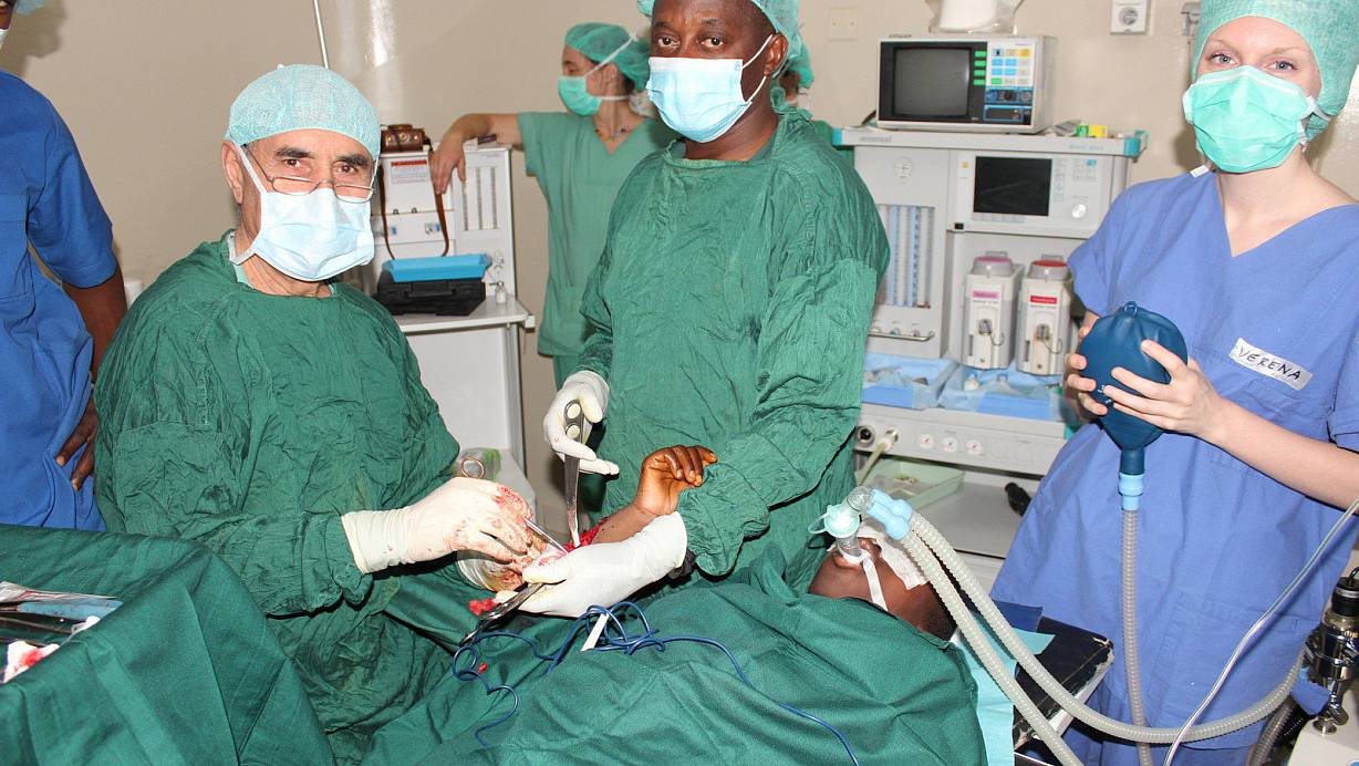 Bei der Arbeit: Theophylaktos Emmanouilidis (l.) reiste mit einem siebenköpfigen Team nach Burkina Faso. Auch einheimische Ärzte halfen bei den Operationen mit. | © Privat