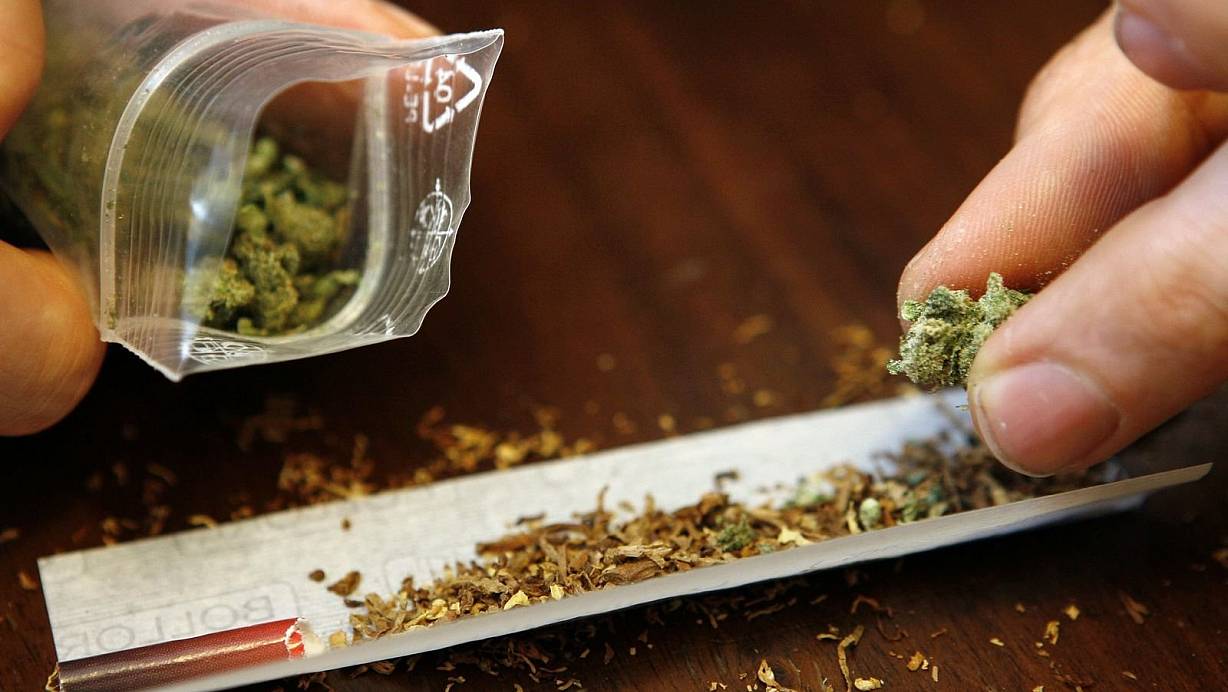 Cannabis wird noch immer mehr als Droge statt als Medikament wahrgenommen. Doch erste Ärzte verschreiben es. | © picture alliance