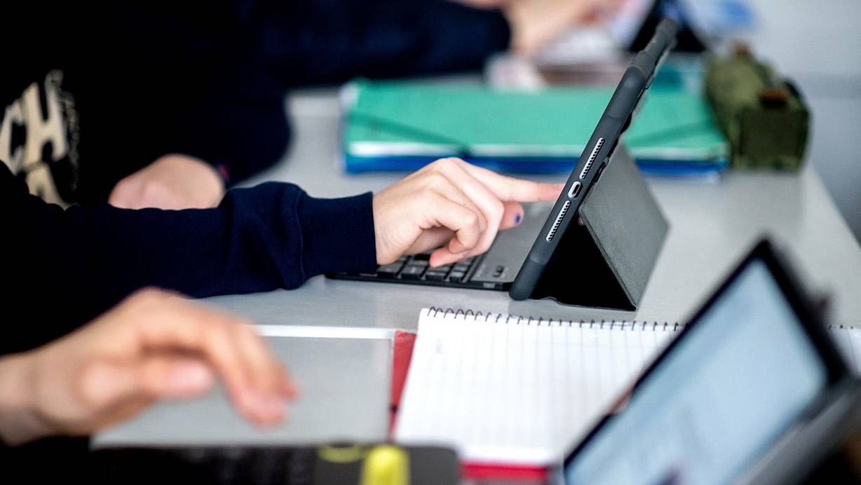IT-Spezialisten zweifeln an einer deutlich verbesserten Digitalisierung des Unterrichts in NRW, da Schüler die Plattform Logineo NRW noch immer nicht nutzen können. | © picture alliance