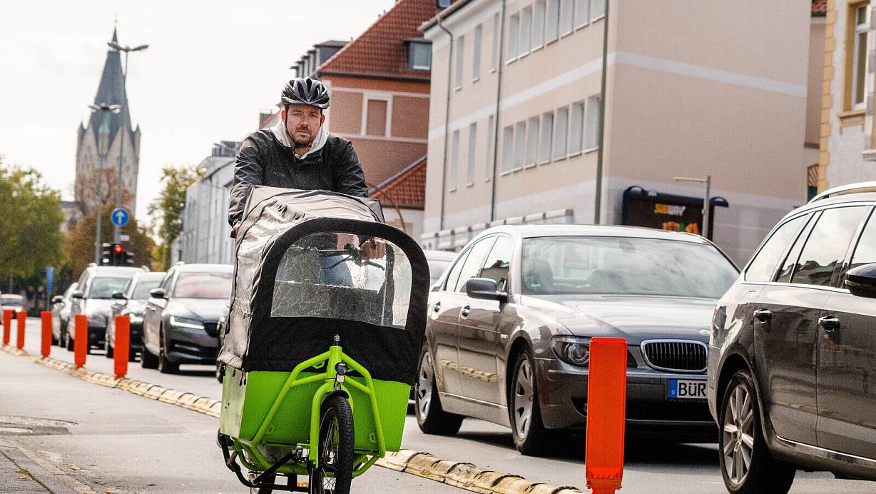 Beim Fototermin an der Detmolder Straße lief noch alles rund für Volontär Sven Hauhart. Kurz darauf wurde es brenzlig. | © Lena Henning