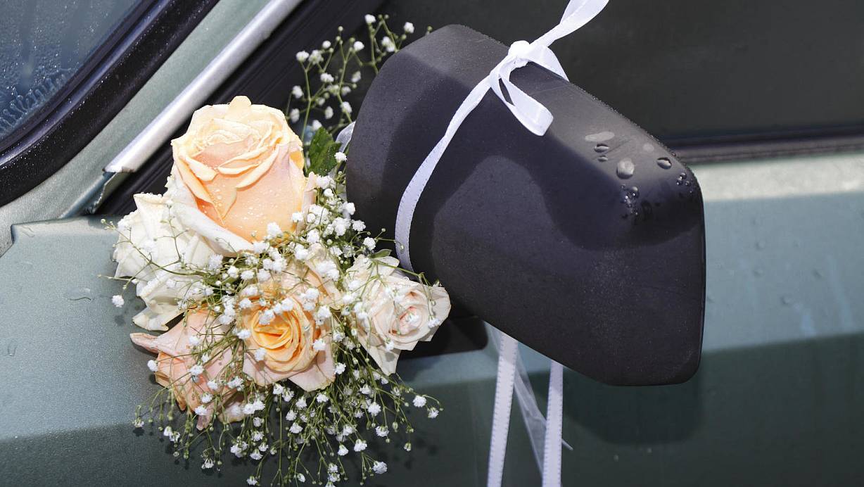 Gefährlich: Die Polizei nimmt vermehrt Hochzeitskorsos ins Visier | © picture alliance