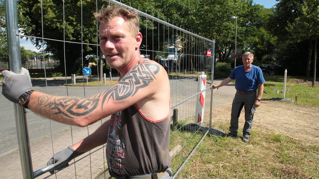 Arbeiter eine Vlothoer Baufirma stellen den Zaun zum Bau der Übergangcontainer auf. | © Peter Steinert