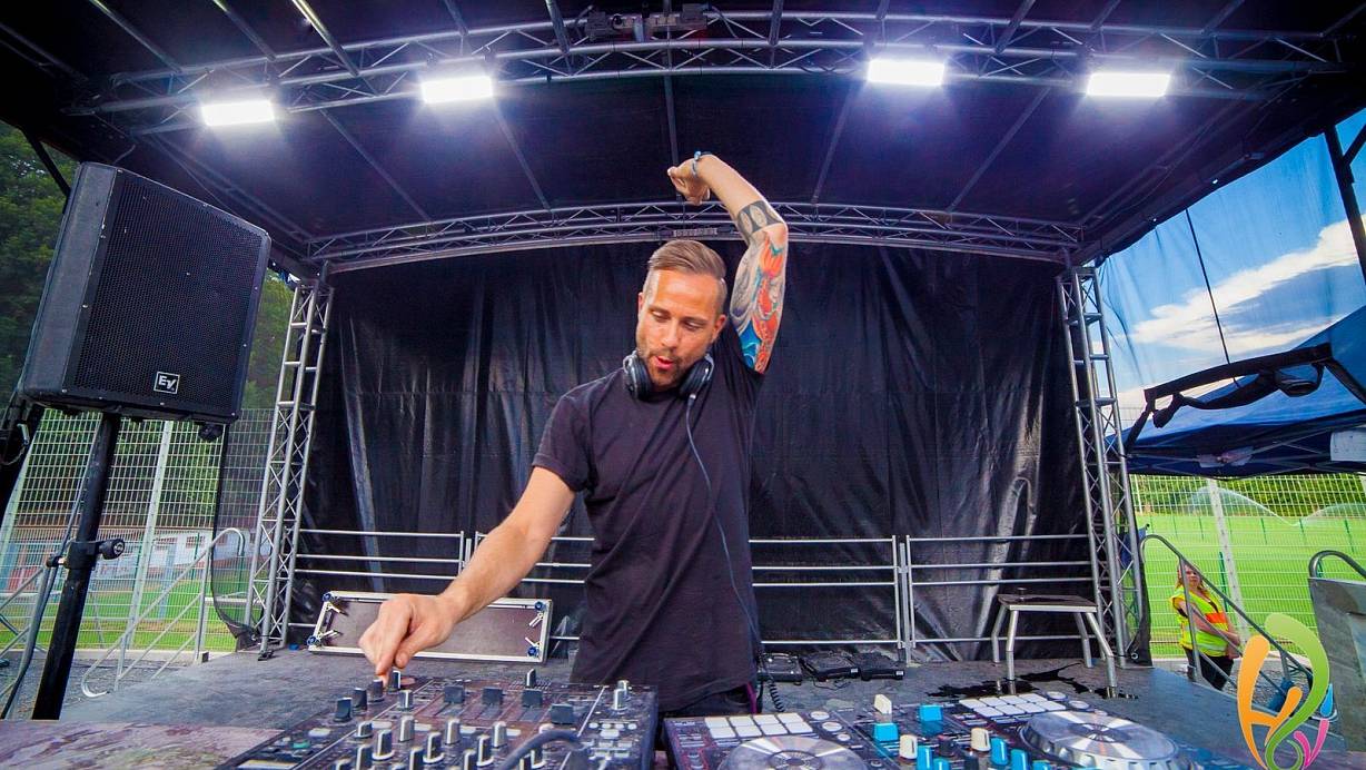 Bestens vorbereitet: Dirk Siedhoff spielt sein Programm für das Serengeti-Festival durch. Dabei gibt es die Übergänge und nächsten Songs via Kopfhörer aufs Ohr. Für den perfekten Sound nutzt Siedhoff Mischpult (l.) und Software-Controller (r.), der mit einem Laptop und darauf enthaltener DJ-Software verbunden wird. | © NW