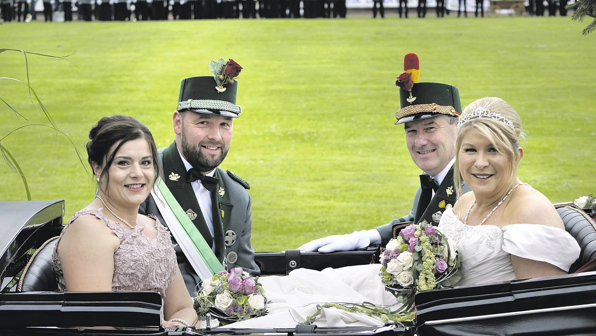 Genießen die Fahrt: Das Königspaar Anja und Michael Berens (r.). Die beiden werden vom Zeremonienmeisterpaar Cornelia und Dirk Berens begleitet. | © Ralph Meyer