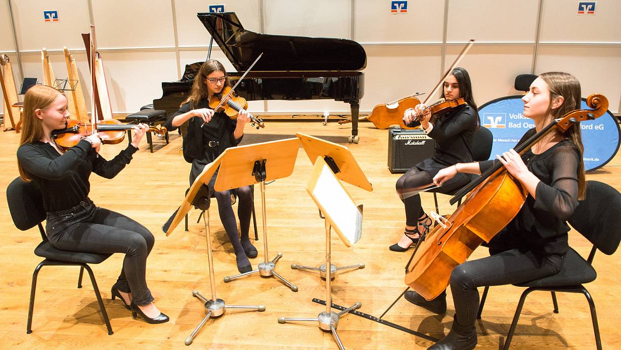 Kleine Nachtmusik: Das Bünder Streicherinnenensemble Nele Kappelmann, Tabita Mock, Kiara Köse und Sofie Ronsiek beschließt mit einem gelungen Beitrag das Preisträgerkonzert im Studio der Nordwestdeutschen Philharmonie. | © Ralf Bittner