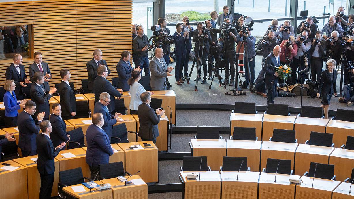 Die AfD-Fraktion applaudiert Thomas Kemmerich (FDP) nach seiner Vereidigung im Thüringer Landtag zu seiner Wahl als Ministerpräsident. | © picture alliance/dpa