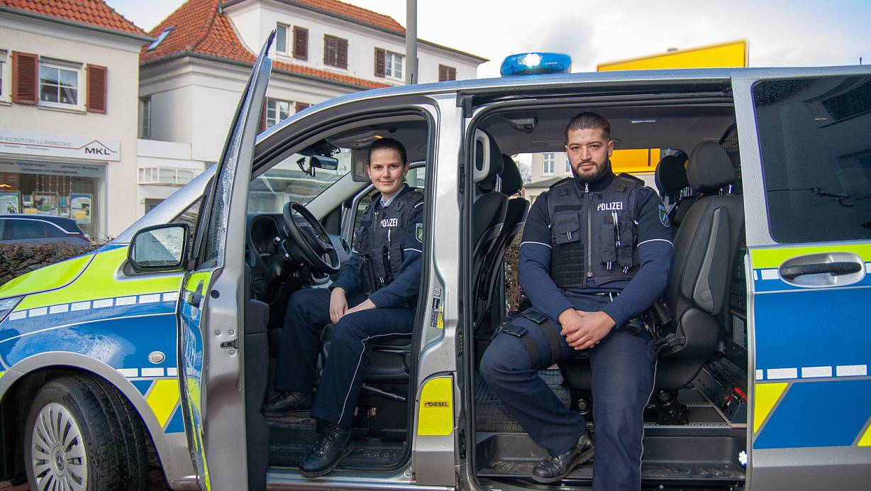 Die beiden Polizisten Celine-Sophie Penner und Albert Reinholz sind mit dem neuen Mercedes-Benz Vito unterwegs. | © Noah Brümmelhorst
