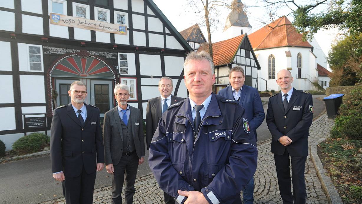 Thomas Müller (vorn) ist neuer Bezirksbeamter der Polizei in Stemwede. Für die neue Aufgabe wünschten ihm auch Sven-Otto Deubel (Leiter Polizeiwache Espelkamp), Werner Bahnemann (Ordnungsamt Stemwede), Landrat Ralf Niermann, Bürgermeister Kai Abruszat und Matthias Schmidt (Abteilungsleiter Polizei) alles Gute. | © Joern Spreen-Ledebur