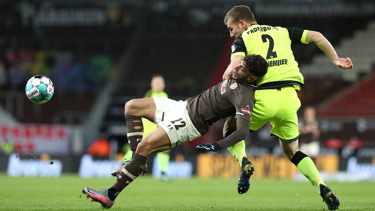 Omar Marmoush vom FC St. Pauli und Uwe Hünemeier (r.) vom SC Paderborn kämpfen um den Ball.  | © picture alliance/dpa/Getty Images Europe/Pool