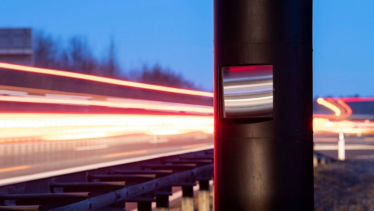 Mehr zu tun als am Bielefelder Berg: Der neue Blitzer an der Bundesstra&szlig;e 27 bei Walddorfh&auml;slach (Bei Reutlingen) hat dem Autobahnblitzer von Bielefeld den Rang abgelaufen. Foto: picture alliance / dpa | &copy; Verwendung weltweit