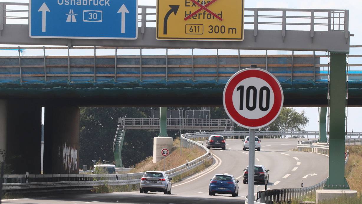 Noch ist hier Tempo 100: Doch das soll sich &auml;ndern: Vor der Br&uuml;cke auf dem Zubringer zur A 30 im L&ouml;hner Kreuz soll demn&auml;chst Tempo 80, dahinter Tempo 60 gelten. | &copy; J&ouml;rg Stuke