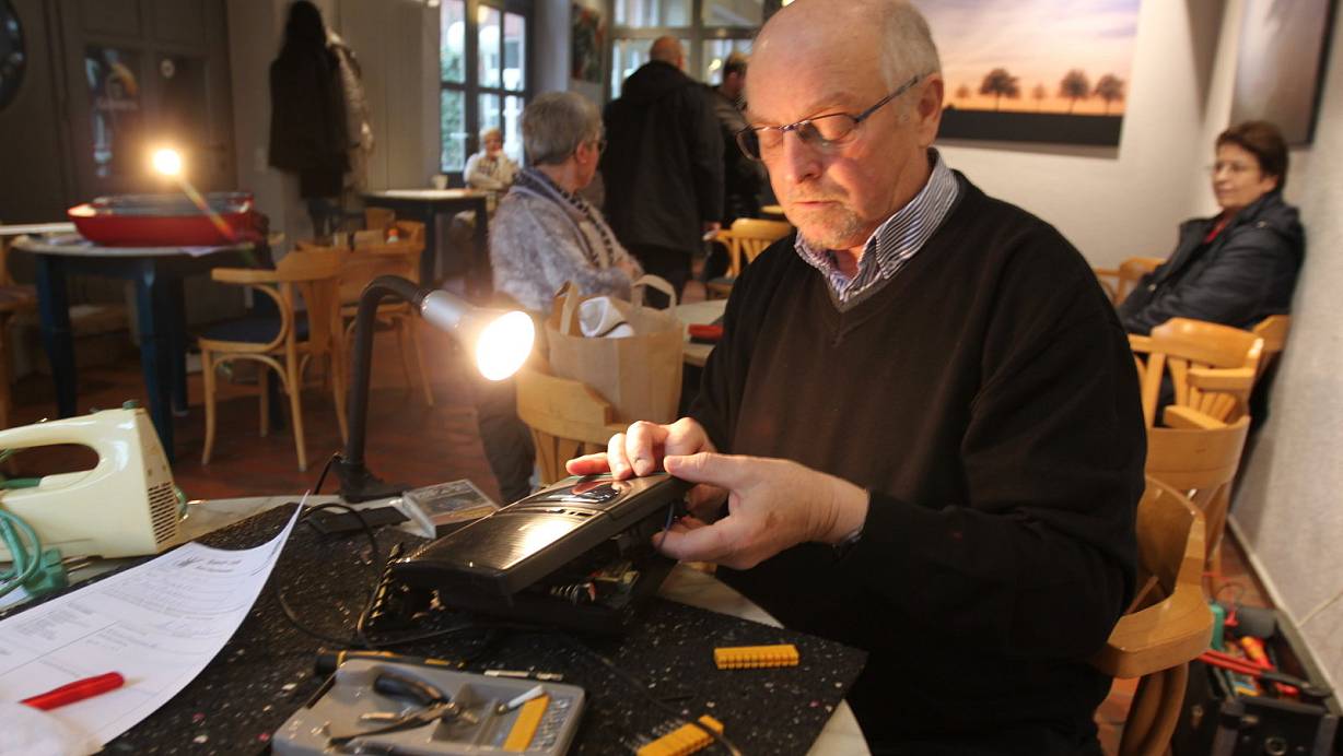 Der Kassetten-Rekorder funktioniert nicht mehr: Das defekte Teil hatte Klaus Udo Hennings vom Repair-Café-Team der Druckerei schnell ausgemacht. Doch in diesem Fall kann der Tüftler der Besitzerin nicht helfen. Fotos: Nicole Bliesener | © d