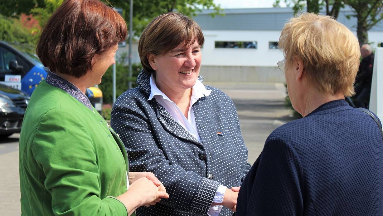 Wahlkampf: CDU-Kandidatin Birgit Ernst spricht in Rahden mit Passanten. | © CDU Rahden