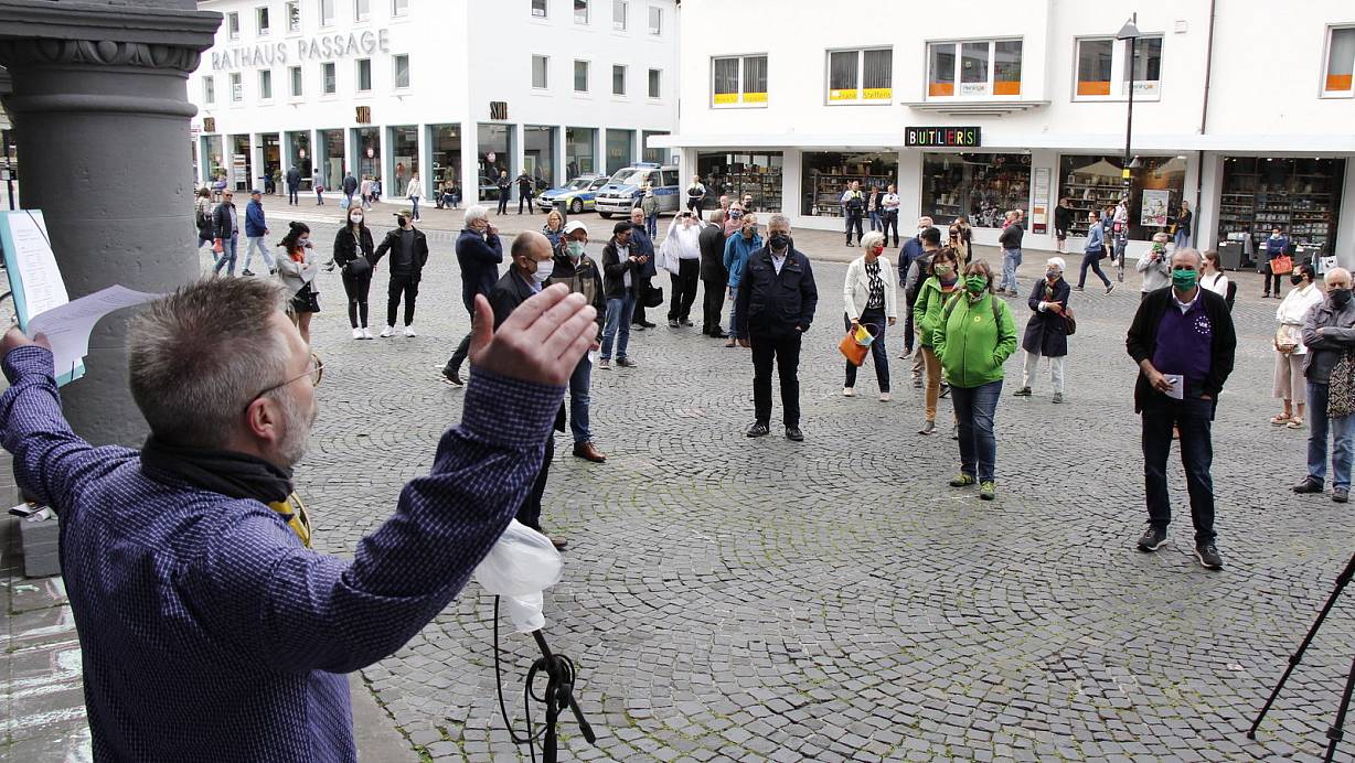 Die Demonstration "Der Demokratie eine kunterbunte Bühne geben" fand vor dem Paderborner Rathaus statt. | © Viktoria Bartsch