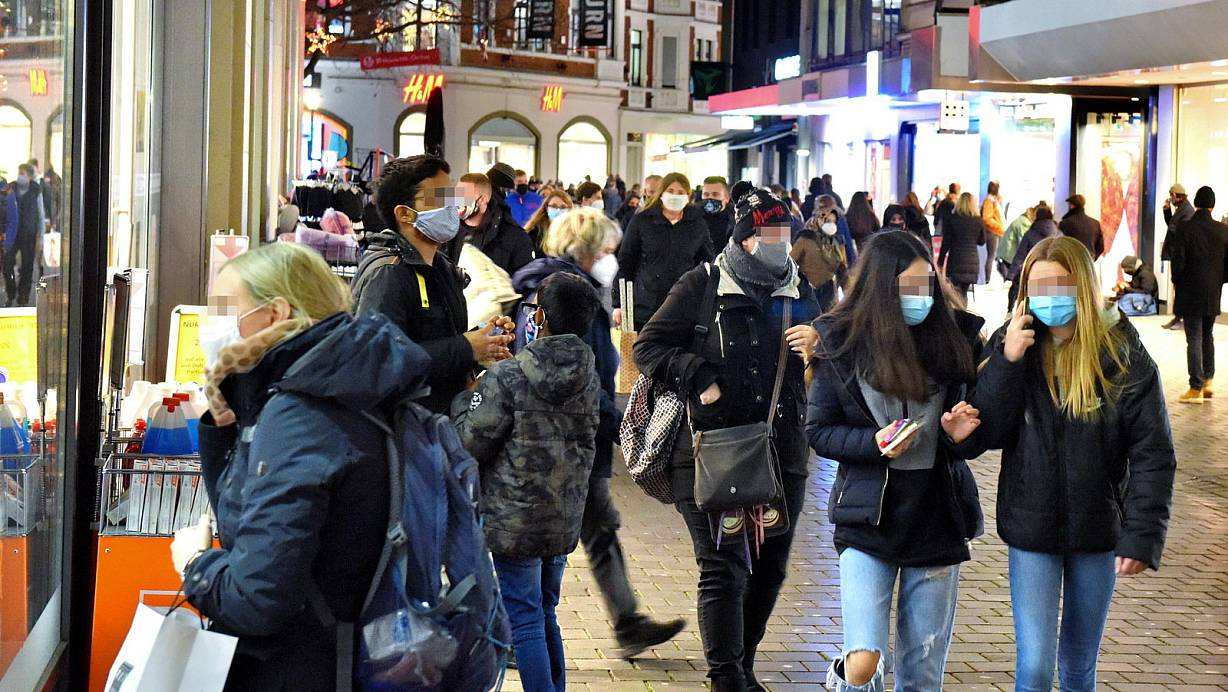 Die Lockdown-Ankündigung der Landesregierung hat schon am Freitagnachmittag für eine hohe Frequenz in der Bahnhofstraße gesorgt. | © Barbara Franke