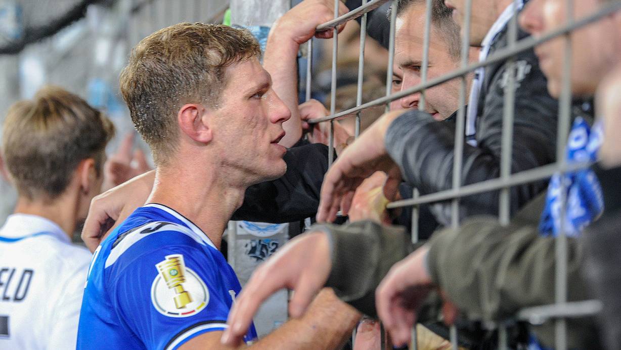 Im Disput mit den Fans: Stürmer Fabian Klos stellte sich wie einige andere Arminia-Profis nach dem peinlichen 0:3 gegen Duisburg den Anhängern. | © Christian Weische