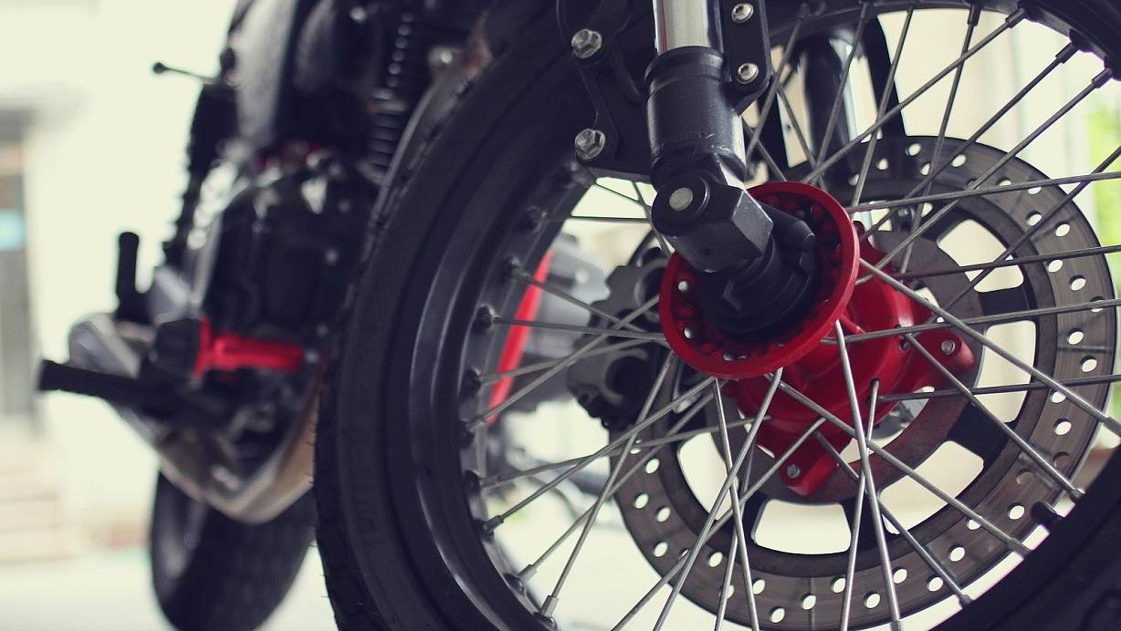 Nach dem Zusammenstoß mit einem vor ihm bremsenden Auto geriet der junge Motorradfahrer mit seiner Maschine auf den Gehweg. | © Symbolbild: Pixabay