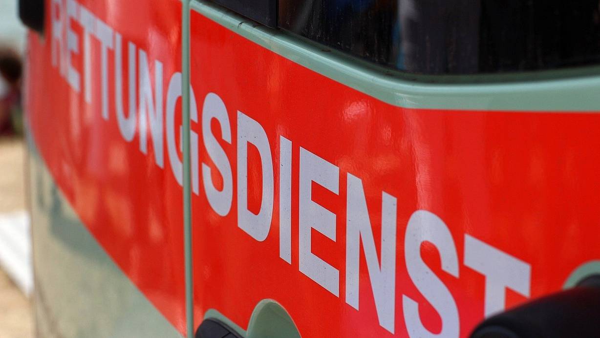 Der Rettungsdienst bringt eine Seniorin ins Krankenhaus. | © Pixabay (Symbolbild)