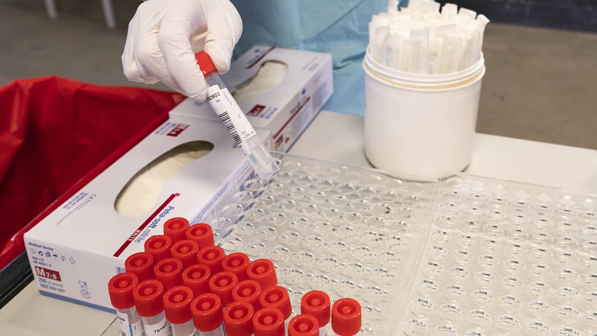 Fünf Prozent der positiven PCR-Proben werden auf die Zusammensetzung ihres Erbguts untersucht. | © Picture alliance / NurPhoto | Joaquin Gomez Sastre