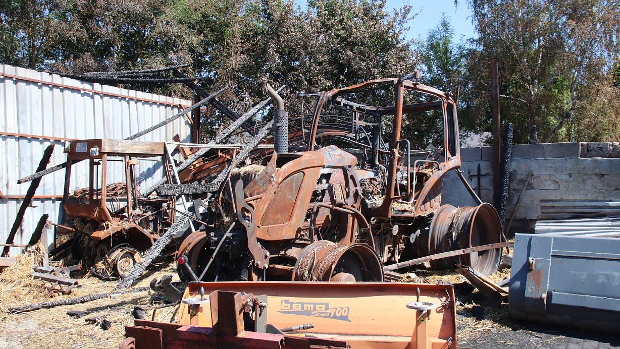 Dieser Trecker wurde durch das Feuer völlig zerstört. erst vor drei Monaten hatte Andreas Kollmeyer das 150.000 Euro teure Fahrzeug angeschafft. | © Heidi Froreich