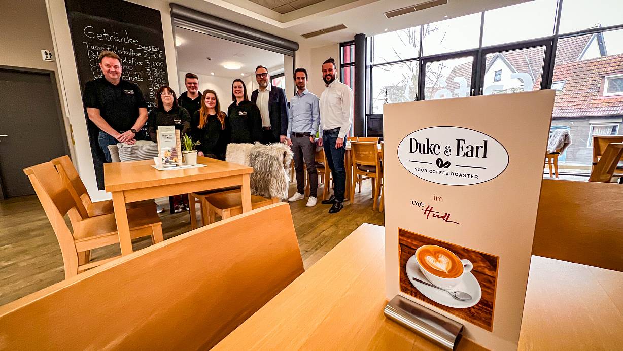 Sind zufrieden mit den ersten 100 Tagen nach dem Neustart im HudL-Café: Ulrich Stecker (von links), Bianca Dießelmeier, Moritz Stecker, Cara Griffin, Pia Volke, Patrick Puls , Daniel Kastrup (Stadt Herford) und Hajo Bobeth vom<br />HudL-Veranstaltungsmangement. | © Daniel Salmon