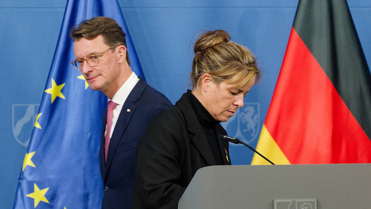 Ministerpräsident Hendrik Wüst (CDU) und Vize Mona Neubaur (Grüne): Die Landesregierung steht wegen der Verteilung der Bundesmitteln unter Druck. | © Henning Kaiser/dpa