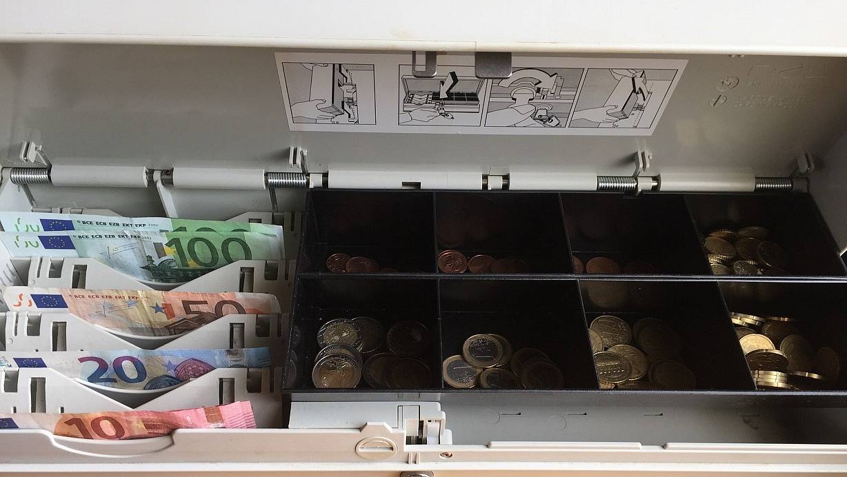 Ein Täter forderte den Tankstellen-Mitarbeiter zum Öffnen der Kasse auf. Symbolfoto: Pixabay |