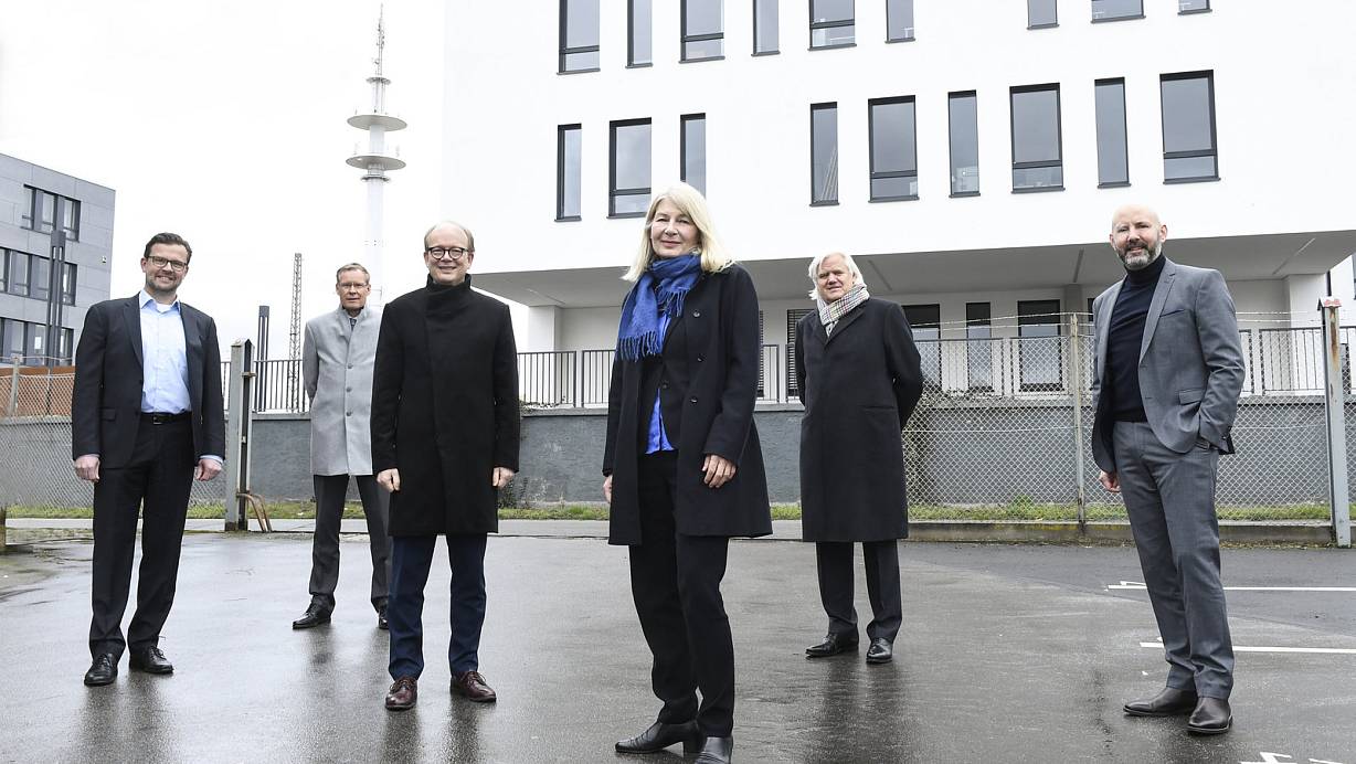 Haben sich f&uuml;r die rechtliche Absicherung stark gemacht: Raphael Tigges (Landtagsabgeordneter, v.l.), Sven-Georg Adenauer (Landrat), Andr&eacute; Kuper (Landtagspr&auml;sident), Ingeborg Schramm-W&ouml;lk (Pr&auml;sidentin der FH Bielefeld), Hans Beckhoff (Inhaber der Firma Beckhoff) und Henning Matthes, Beigeordneter der Stadt G&uuml;tersloh. | 