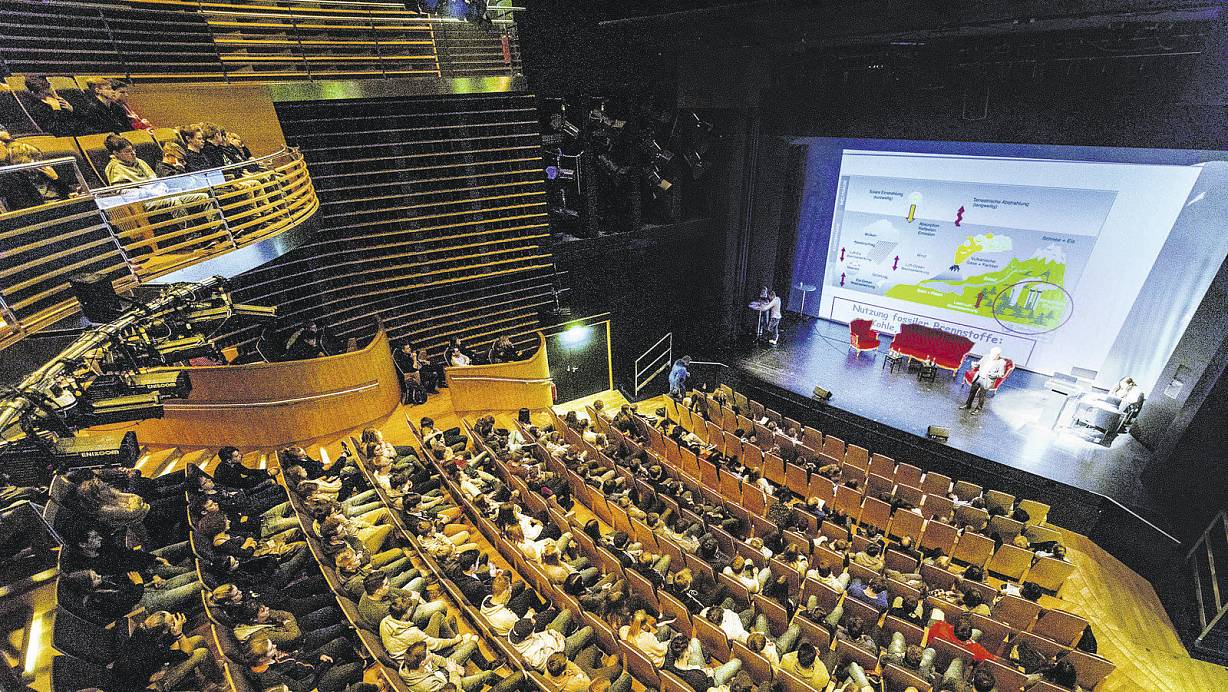 Imposante Kulisse: Im großen Saal des Theaters lauschen die 390 Jugendlichen aus OWL dem Vortrag von Klimaforscher Peter Lemke, der eindringlich vor den Folgen der globalen Erwärmung warnte. | © Michael Trappmann