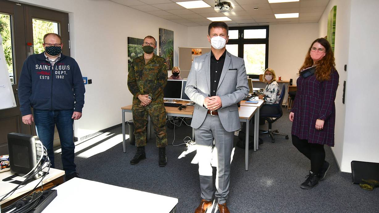 Landrat Michael Stickeln begrüßt das Team der Kontaktpersonennachverfolgung im neuen Gebäude der Kreiserwaltung. | © Kreis Höxter