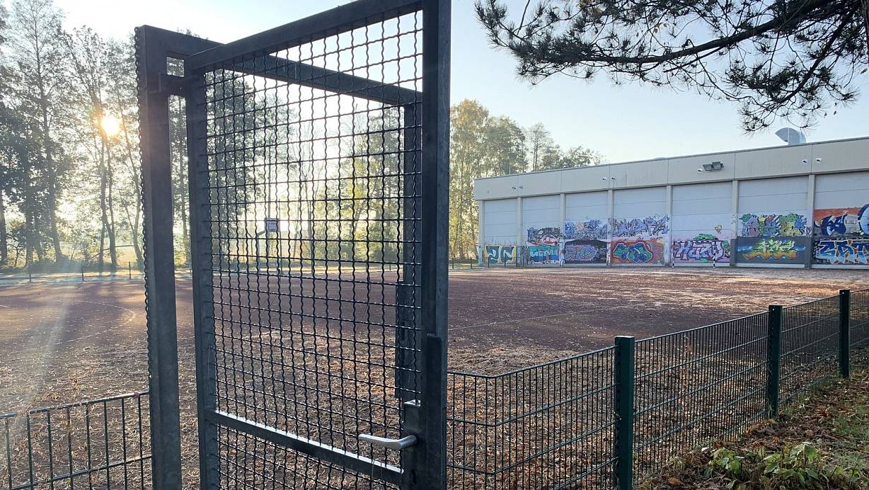 Angrenzend an die Dreifachhalle soll nach den Ideen der Planer das neue Hallenbad entstehen. Dafür müssten das Tartan-Spielfeld und ein Soccerplatz weichen. Doch für das Gelände des Schulzentrums würden sich noch weitere Veränderungen ergeben. | © Jens Reddeker