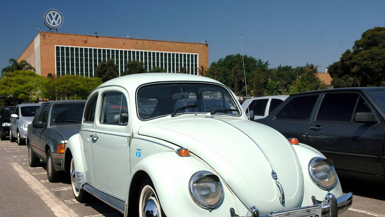 Ein VW-Käfer vor dem VW-Werk Anchieta in der brasilianischen Wirtschaftsmetropole Sao Paulo. | © picture-alliance/ ZB