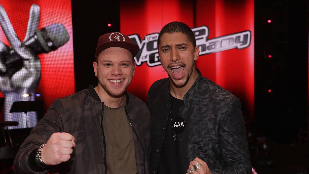 Mit seinem Coach Andreas Bourani hat Tay Schmedtmann 2016 die TV-Show gewonnen. | © picture alliance / Jörg Carstensen/dpa