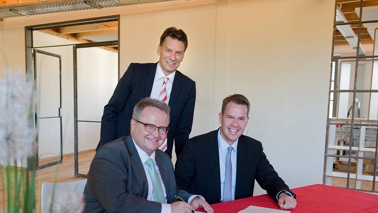 Vertragspartner: Oliver Flaskämper (r.) und die Sparkassen-Vorstände Peter Becker (sitzend) und Horst Prüßmeier vereinbaren ihre auf zehn Jahre angelegte Denkwerk-Kooperation. | © Ralf Bittner