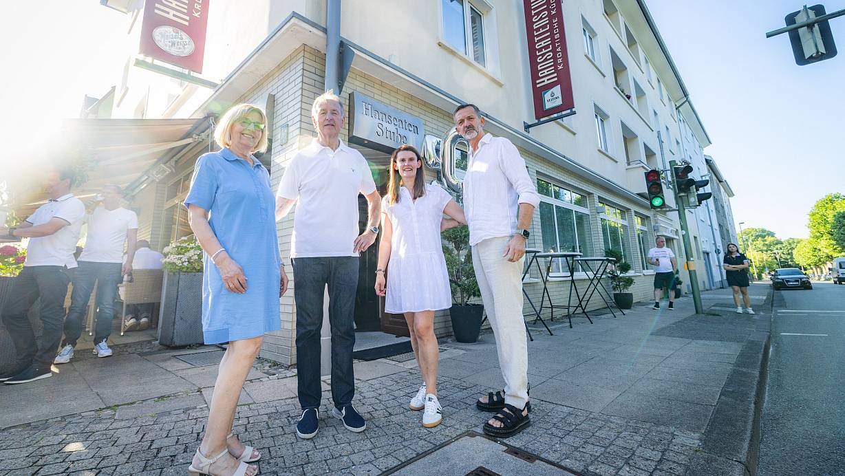 Das beliebte Restaurant „Hanseatenstube“ an der Prießallee dient dem Quartier als Treffpunkt (v. l.): Franka und Vinko Dzeko sowie Ljubica und Mirko Dzeko. ?Foto: Sarah Jonek | © Sarah Jonek