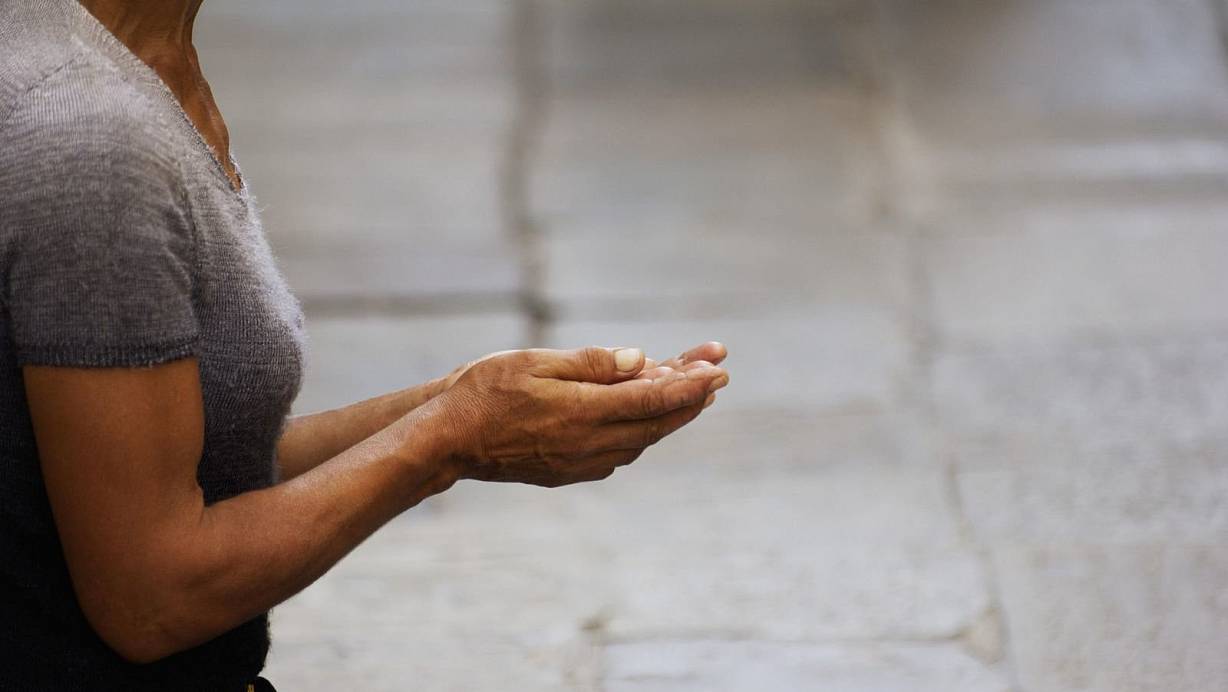 Viele Bettler sitzen auch in der Bielefelder Innenstadt. Experten der Wohnungslosenhilfe glauben nicht, dass ihnen eine Geldspende hilft – im Gegenteil. | © Symbolfoto: Heinz Kühbauch/picture alliance