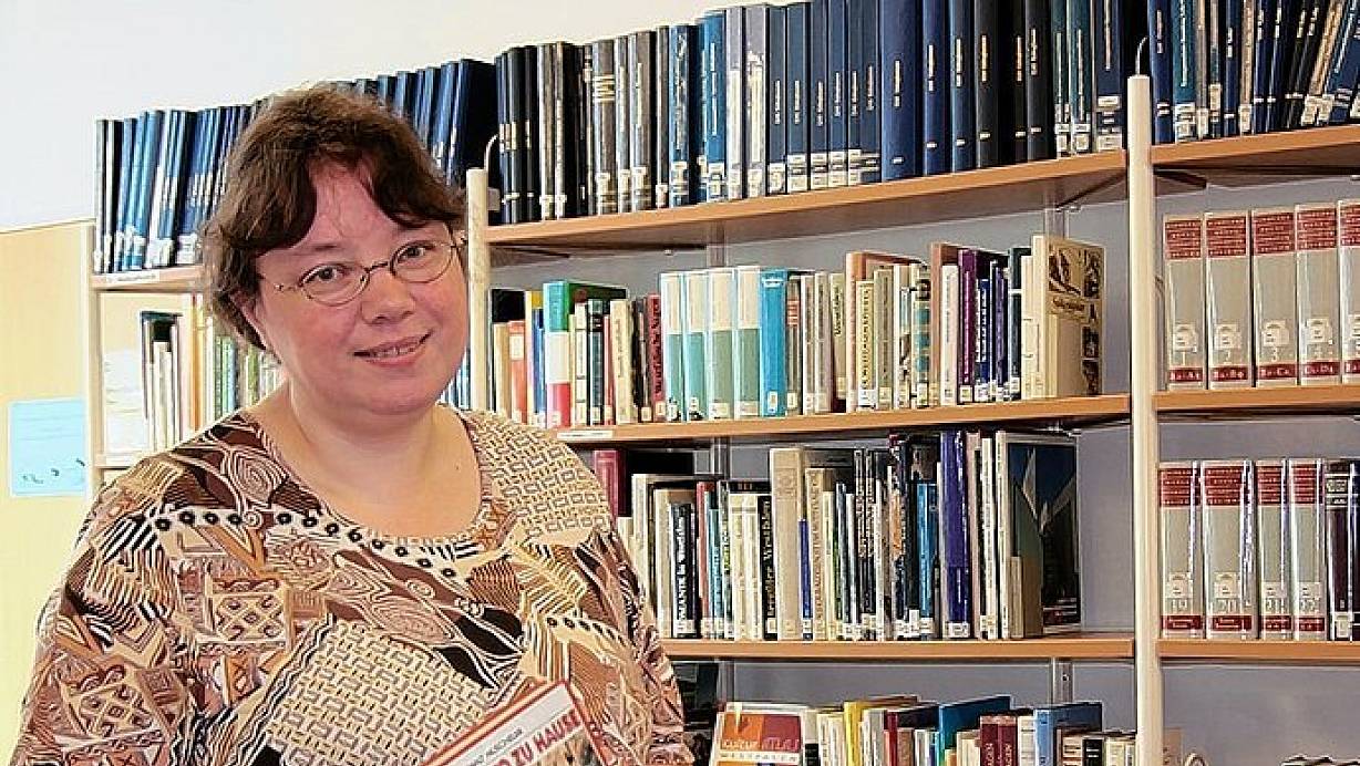 Susanne Sieker hat schon begonnen, den Altbestand an Fachbüchern zu durchforsten. Das Buch "Nirgendwo zu Hause" wurde 1984 angeschafft und erst vier Mal ausgeliehen. | © FOTO: H. FROREICH