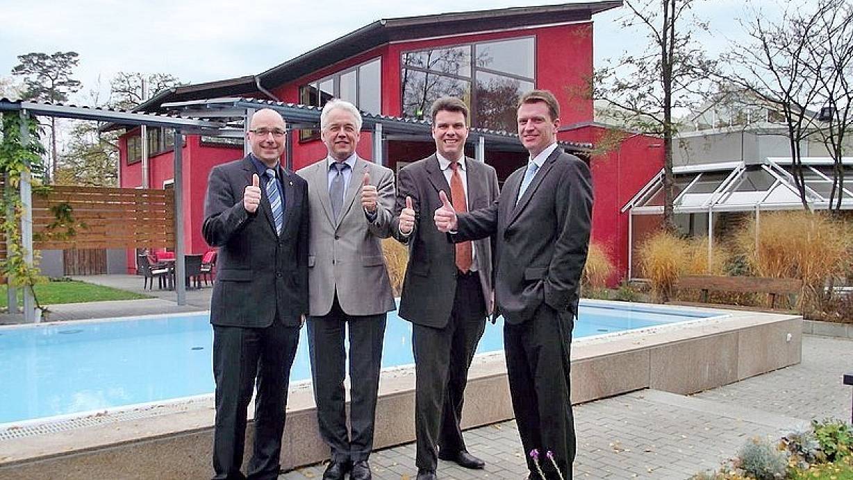 Klaus Hagemeier, Vorstand der Stadtwerke, Aquapark-Geschäftsführer Dr. Michael Quell, Projektbegleiter Thomas Mandt und Atoll-Betriebsleiter Jörn Kemmener. | © FOTO: KARSTEN SCHULZ