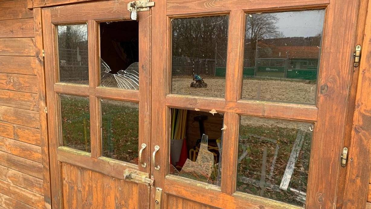 Die Fenster der Hütte am Schnathorster Sportplatz wurden zwei Wochen zuvor beschädigt. | © SV Schnathorst