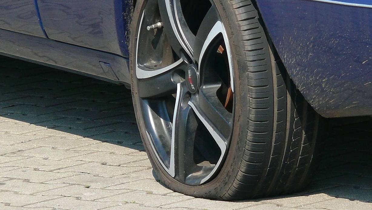 Bei vier Autos in der Wielandstraße wurden die Vorderreifen zerstochen. | © Pixabay