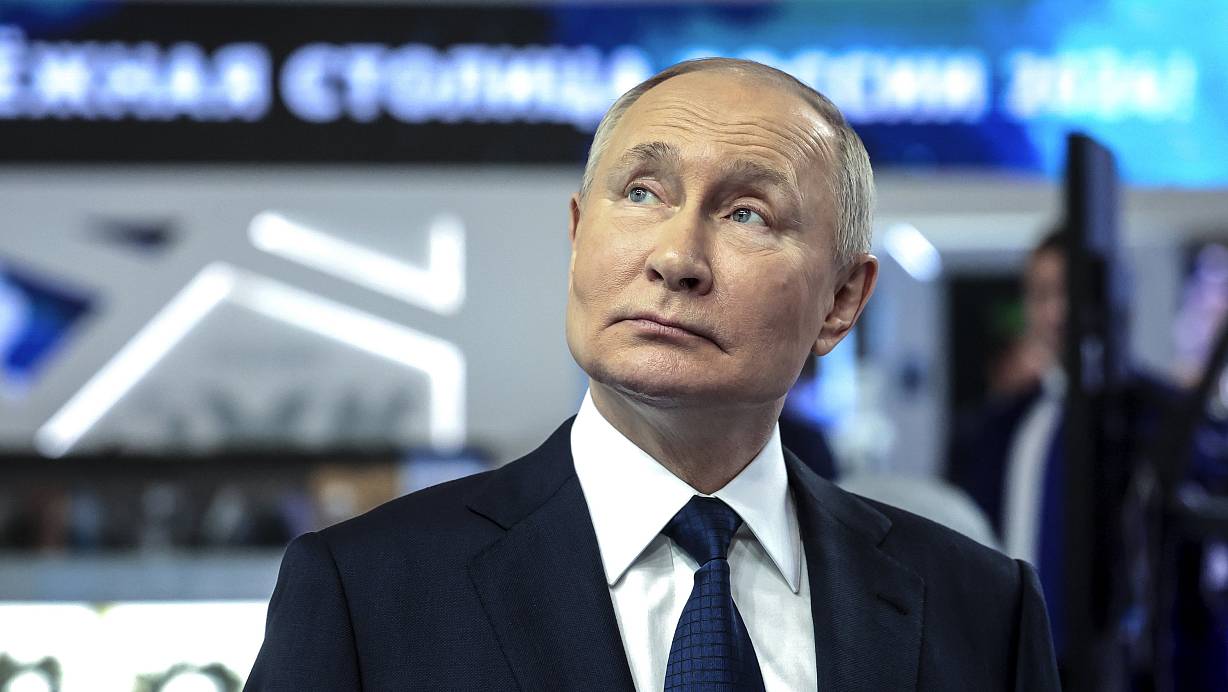 Eine Wiederwahl im kommenden Jahr könnte Russlands Präsident Putin zu Beginn der neuen Amtszeit für unpopuläre Entscheidungen nutzen, um den Krieg am Laufen zu halten. | © dpa