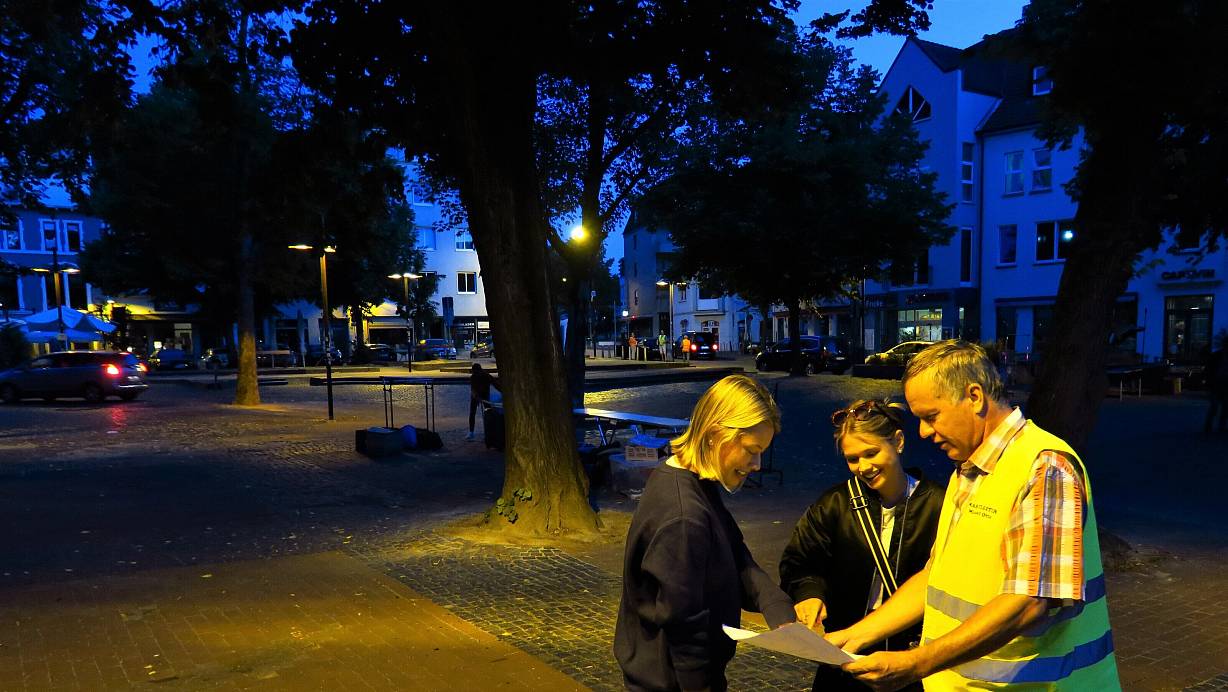 Verdammt fr&uuml;h: Hanne und Lisa lassen sich um 4.28 Uhr von Flohmarktchef Michael Otto zeigen, wo ihr Stand hin soll. | &copy; Kurt Ehmke