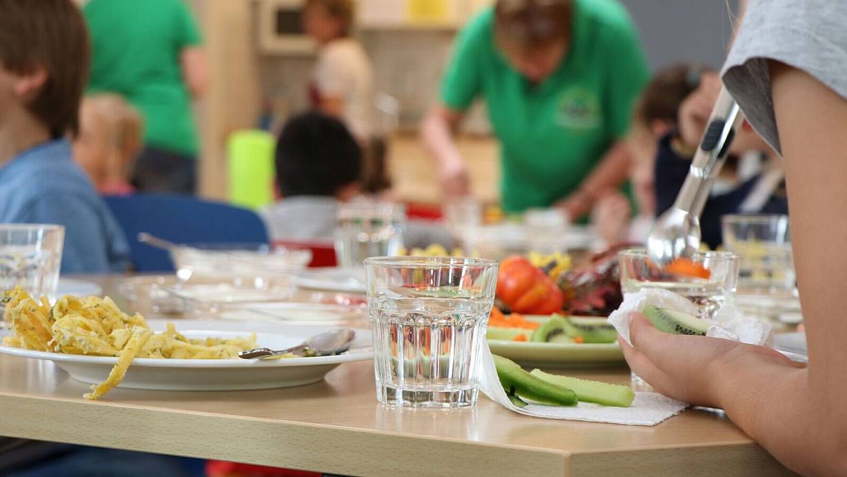 In den städtischen Kitas soll es anstatt zwei Mal nur noch ein Mal wöchentlich Fleisch geben. | © Holger Kosbab