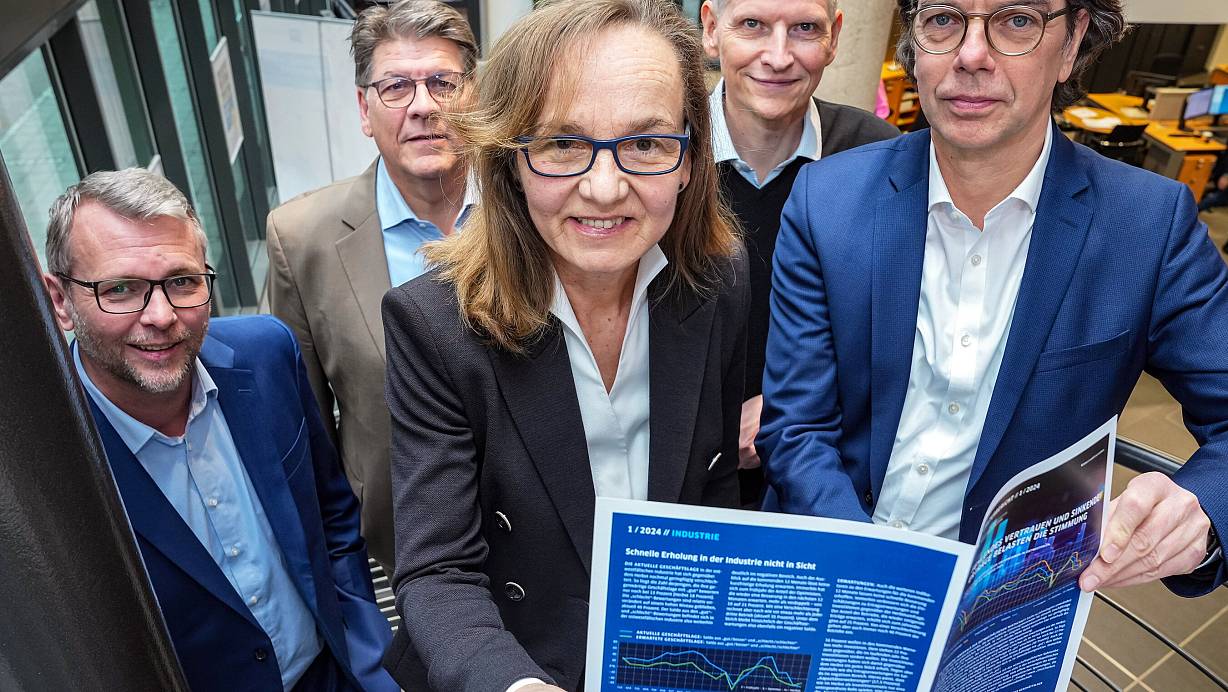 Präsentieren die Ergebnisse der IHK-Konjunkturumfrage im Bereich Handel und Dienstleistung: Petra Pigerl-Radtke (IHK-Hauptgeschäftsführerin), Marco Rieso (Referatsleiter Handel, Dienstleistung/von rechts), Frank Roebers (Stellvertretender Vorsitzender des IHK-Dienstleisterausschusses), Rainer Döring (Vorsitzender des IHK-Handelsausschusses) und Götz Dörmann (IHK-Geschäftsführer International, Handel, Verkehr). | © IHK Ostwestfalen