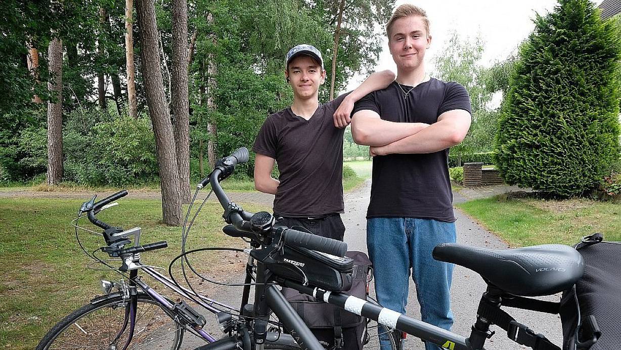 Anatolii Mikhalov (l.) und Thor Griemsmann aus Gütersloh wollten gemeinsam nach Paris. Nur einer von ihnen hat den Eiffelturm tatsächlich gesehen. | © Andreas Frücht