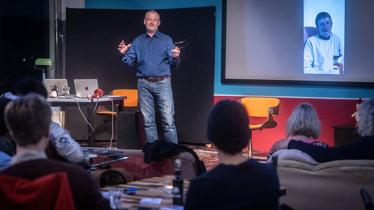 In Wohnzimmeratmosphäre lauschten die Zuhörer Siegmar Schröders Berichten über seinen autistischen Sohn Paul. | © Mike-Dennis Müller / www.mdm.photo