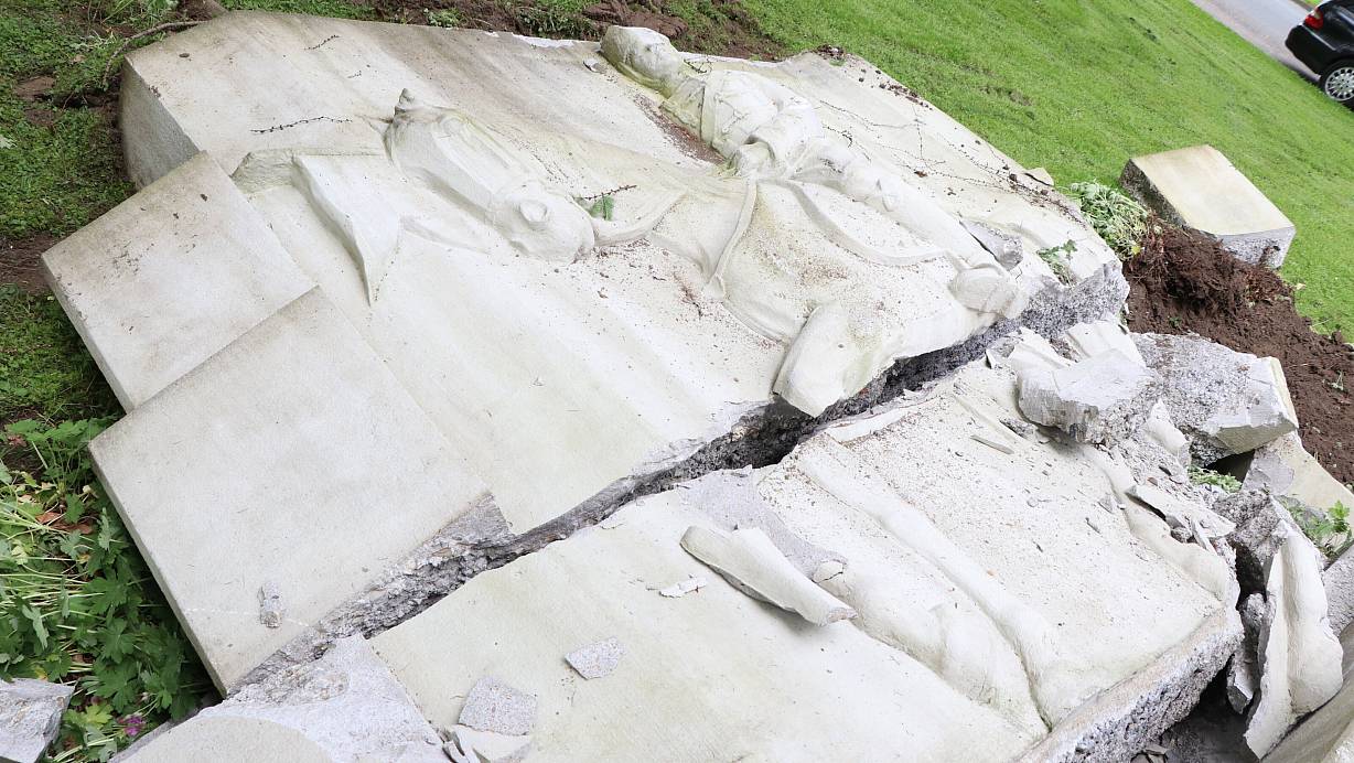 Das Husarendenkmal nach dem Abriss an den Paderwiesen. | © Holger Kosbab