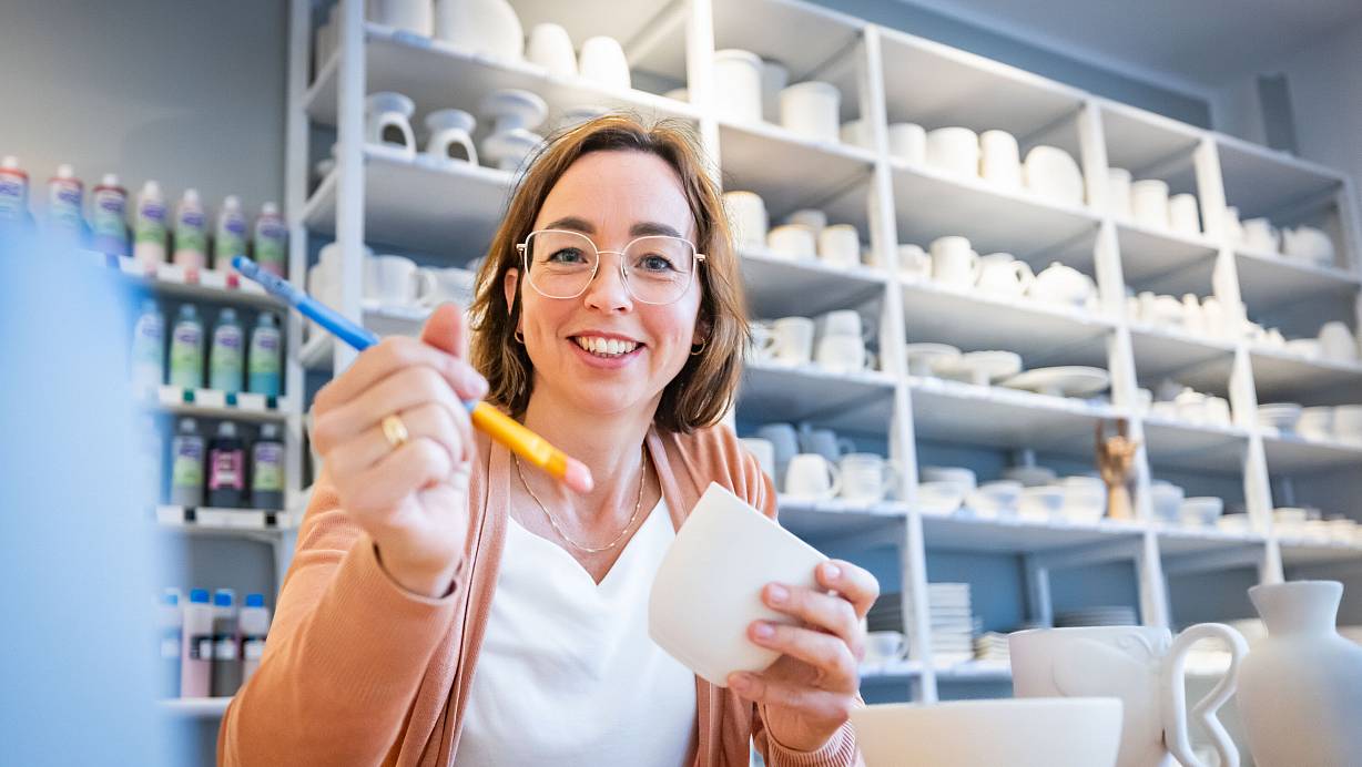 Natalie Saarmann in ihrem Porzellansalon an der Gadderbaumer Straße. Aus den weißen Rohlingen werden später Unikate. | © Sarah Jonek / Jonek Fotografie
