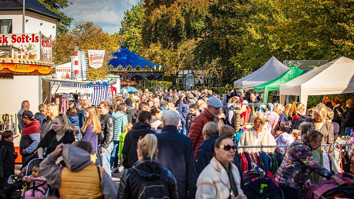 Auch am Sonntagvormittag ist der Andrang beim Bielefelder Stiftsmarkt in Schildesche groß. | © Mueller