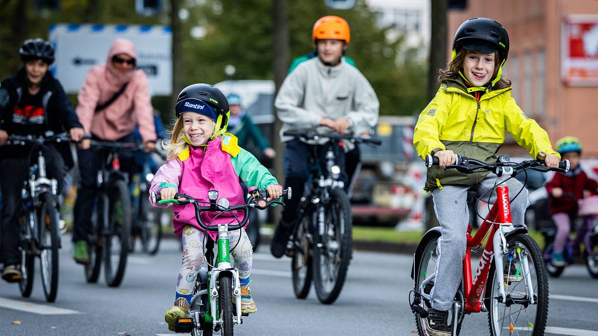 Mehrere hundert Kinder demonstrieren bei einem Fahrradkorso durch die Bielefelder Innenstadt für sicherere Wege zur Schule und in der Freizeit. | © Sarah Jonek / Jonek Fotografie